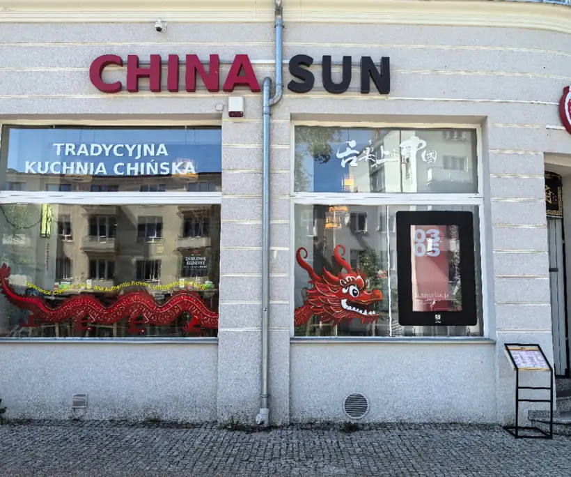 Witryna z czerwonym napisem China Sun i napisem Tradycyjna kuchnia chińska