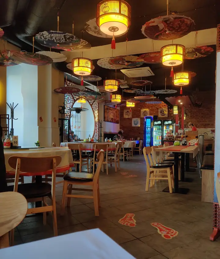 Sala z lampionami i stolikami